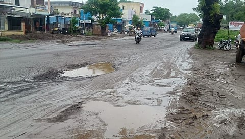 महामार्गावर खड्डे देताहेत मृत्युला आमंत्रण