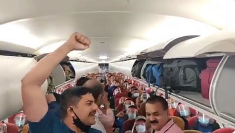 काबुल मधून दिल्लीकडे उड्डाण घेताच प्रवाश्यांनी केला भारत मातेचा जयजयकार