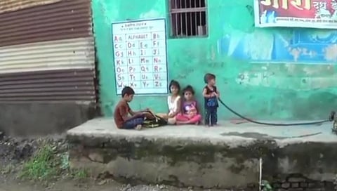 गावातल्या गल्लीबोळाला आले शाळेचे स्वरूप