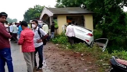 न्यायाधीशाच्या वाहनाच्या धडकेत युवक जागीच ठार; युवकाची पत्नीही गंभीर!
