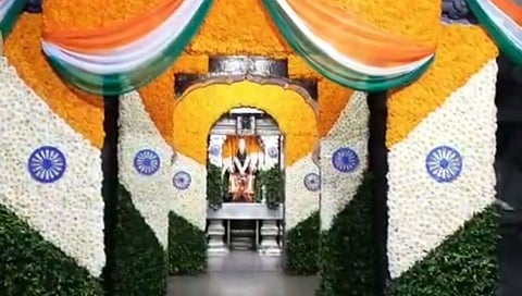 स्वातंत्र्य दिनाच्या निमित्ताने विठ्ठल मंदिरात फुलांची सजावट