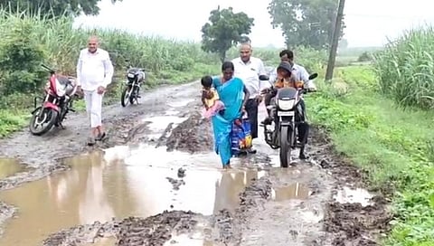 सात कोटींचा रस्ता तीनच वर्षात मातीमोल; बांधकाम विभागाचे दुर्लक्ष
