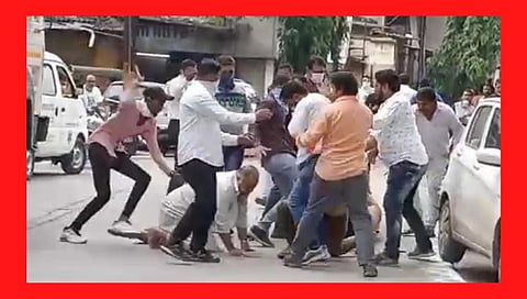 उल्हासनगर मध्ये भाजपा नगरसेवकाला काळे फासून चोप