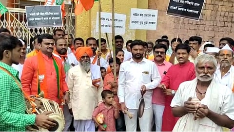 सरकारचे निर्बंध आता पाळणार नाही, म्हणत बीडमध्ये भाजपने उघडले मंदिर