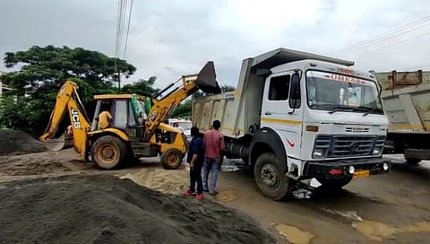 बेकायदा वाळू साठ्यावर महसूल विभागाची कारवाई...