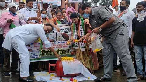 इंधन दरवाढीविरोधात अंबरनाथमध्ये सिलेंडरची अंत्ययात्रा काढत राष्ट्रवादीचे आंदोलन