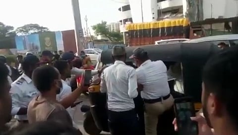गाडी थांबवली म्हणून वाहतूक पोलिसाला दगडाने मारले