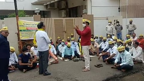 OBC जनगणना परिषदेतर्फे खासदार सुनील मेंढे यांच्या घरासमोर ठिय्या आंदोलन