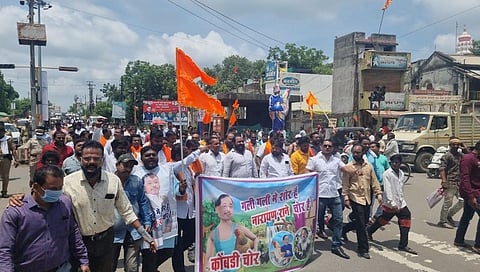 अकोल्यात शिवसेना आक्रमक; 'कोंबडी चोर' म्हणत केले आंदोलन