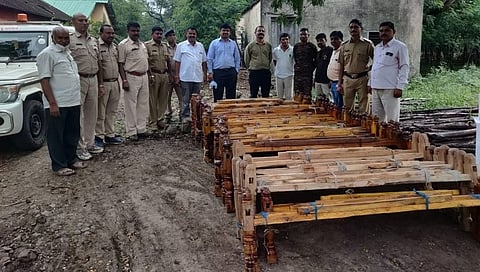 सागवान लाकडाच्या २२ खाटा जप्त; बेकायदेशीर सुरू होती विक्री