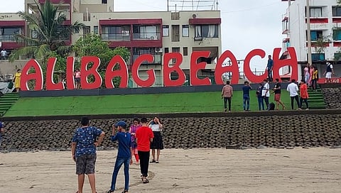 निर्बंध शिथिल झाल्यामुळे पर्यटक अलिबागकडे; हॅाटेल व्यवसायिक आनंदित