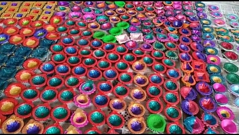 दिव्यांग मुलांनी रचला रेकॉर्ड! 21 तासात रंगवल्या 5,555 पणत्या