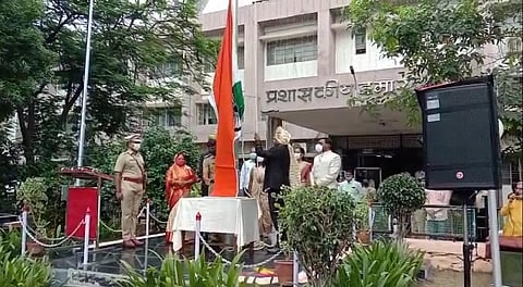 धुळ्यात पालकमंत्री अब्दुल सत्तार यांच्या हस्ते ध्वजारोहण