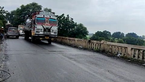 राहेरी पुलावरून जड वाहतूक सुरूच, अधिकाऱ्यांचे पूर्णतः दुर्लक्ष...