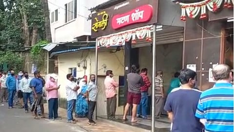 मटण-चिकन खरेदीसाठी पुणेकरांची तोबा गर्दी; लांबच लांब रांगा