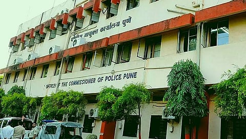 धक्कादायक! पुणे पोलीस आयुक्तालयातच एकाने पेटवून घेतले