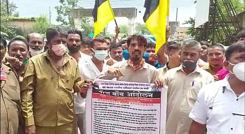 फायनान्स कंपन्यांच्या विरोधात रिक्षाचालकांचं बोंबाबोंब आंदोलन !