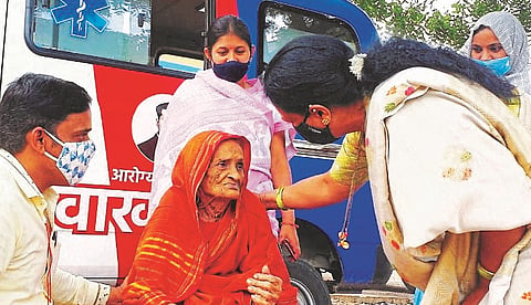 आ. रोहित पवार यांच्या मातुःश्री सुनंदाताई यांनी भांबोरा येथील निराधार आजींना आधार देत हॉस्पिटलमध्ये दाखल केलं.