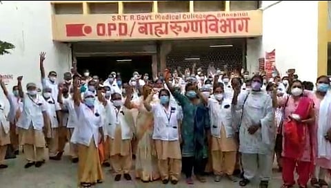 बदली धोरणा विरोधात परिचारिका आक्रमक; काळ्या फिती लावून निदर्शने...