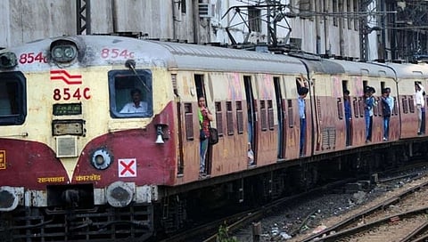 #Shocking News | धावती ट्रेन पकडताना महिलेचा गेला तोल...पाहा व्हिडिओ आणि धावती ट्रेन पकडू नका! (पहा व्हिडिओ)