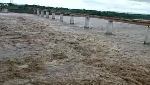 धरणाचे 41 तर सुलवाडे प्रकल्पाचे 12 दरवाजे उघडले, नागरिकांना सतर्कतेचा इशारा