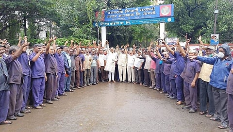 भारत बंदमध्ये साखर कामगारांनी सहभाग घेऊन केंद्र सरकारच्या विरोधात केली घोषणाबाजी..