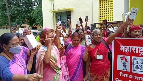 ...म्हणून अंगणवाडी सेविकांनी प्रशासनास मोबाईल केले परत!