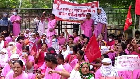 बीडच्या आशा सेविकांचा विविध मागण्यांसाठी मोर्चा,तर एक दिवस पुकारला संप