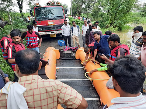 बीडमध्ये पुराच्या पाण्यात अडकलेल्या 52 जणांना बाहेर काढण्यात यश