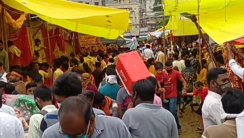 अकोल्यात लाडक्या बाप्पाला आणण्यासाठी उसळली गर्दी
