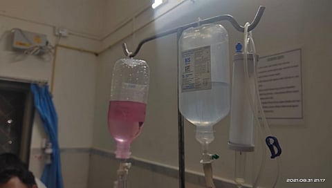 रूग्णालयात हलगर्जीपणा; सलाईनमध्ये निघालं झुरळ