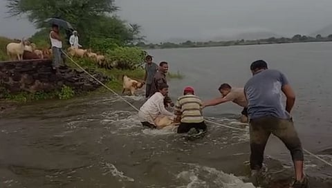 नाशिक औरंगाबादमध्ये कोसळधार; धरणं भरली,
पाण्याचा विसर्ग सुरु