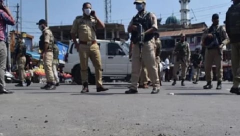Pulwama : दहशतवाद्यांचा पुन्हा ग्रेनेड हल्ला, तीनजण जखमी