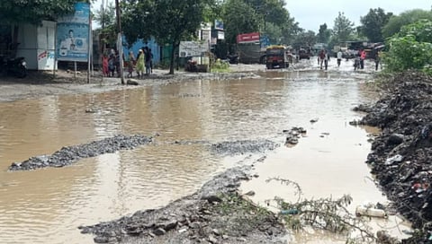 Latur : खड्ड्यांमुळे राष्ट्रीय महामार्गाला आले, तलावाचे स्वरुप