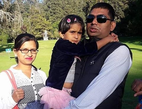 चिमुरडीसह आत्महत्या केलेले फाटक कुटुंब.