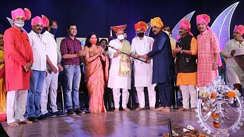 पुण्यातील बालगंधर्व रंगंमदिरात अजित पवारांच्या हस्ते तिसरी घंटा वाजली...