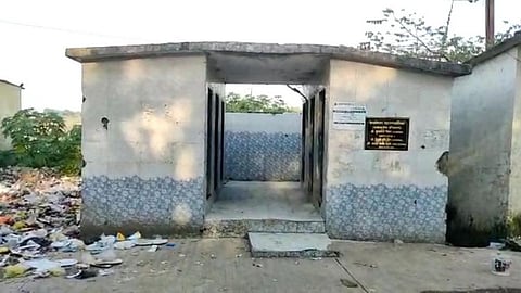 उल्हासनगरात शौचालयाला दरवाजेच नाहीत! चक्क छत्र्यांचा घ्यावा लागतोय अडोसा!