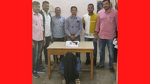 अकोल्यात चारचाकी वाहनातून देशी कट्टा घेऊन फिरणाऱ्यास बेड्या!