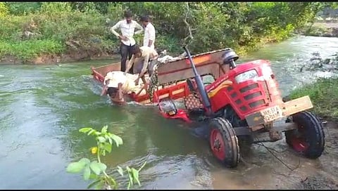 दर पडले, पावसाने कुजवले, त्यातूनही वाचलेले जिल्हा प्रशासनाच्या दुर्लक्षितपणामुळे पाण्यातून वाहून गेले !