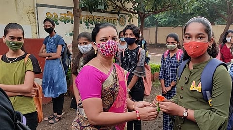 शाळेची घंटा वाजली! विद्यार्थ्यांचं उत्स्फूर्तपणे स्वागत...