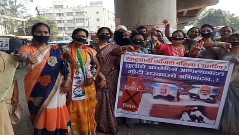 गॅस दरवाढीच्या विरोधात राष्ट्रवादी महिला आघाडीचे 'मूक' आंदोलन