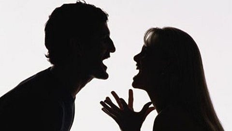 भांडण नवरा बायकोचे आणि झळ आजूबाजूच्या लोकांना... (पहा व्हिडिओ)