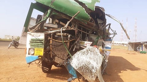 थांबलेल्या कंटेनरला एसटी बसची धडक;15 प्रवासी गंभीर जखमी..