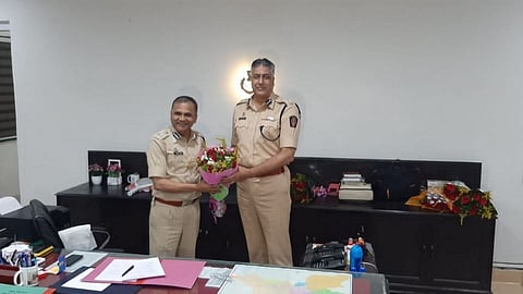 अंकुश शिंदे यांच्याकडून पदभार स्वीकारताना हरीश बैजल.