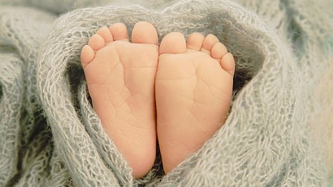 अरे बापरे! चिमुकल्यानं गिळला बल्ब, मात्र....
