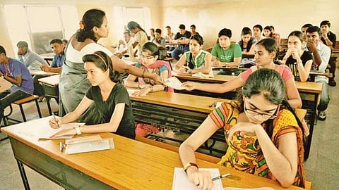 दहावी-बारावीच्या परीक्षा ऑफलाईन; शिक्षण विभागाच्या बैठकीत चर्चा...(पहा व्हिडिओ)