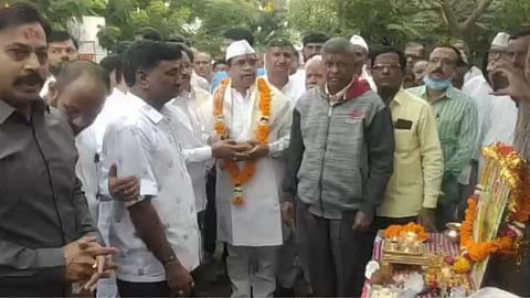 Latur : राज्य सरकारला सुबुद्धी दे, आई तुळजाभवानी चरणी आमदाराचं साकडं!
