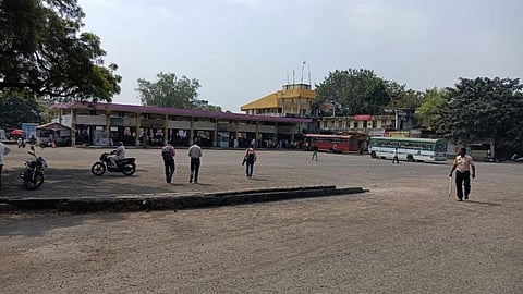 बेमुदत संप! अकोल्याच्या बसस्थानकावर प्रवाशांना बस मधून उतरवले खाली