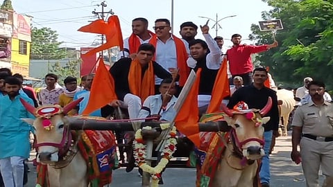 अकोल्यात पेट्रोल दरवाढीच्या विरोधात युवासेनेचे बैलगाडी- सायकल आंदोलन