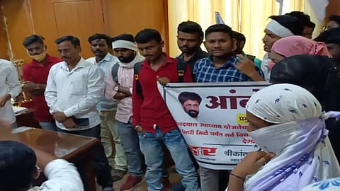 अकोल्यात आदिवासी विद्यार्थ्यांचे ठिय्या आंदोलन